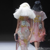 Fashion show koleksi terbaru Toton Januar ini mengangkat tema Eksplorasi Ragam Hias Indonesia dan Pengelolaan Limbah di Jakarta Fashion Week 2019, Senayan City, Jakarta, minggu [21/10/2018]. Foto: Mohammad Abduh/Wolipop