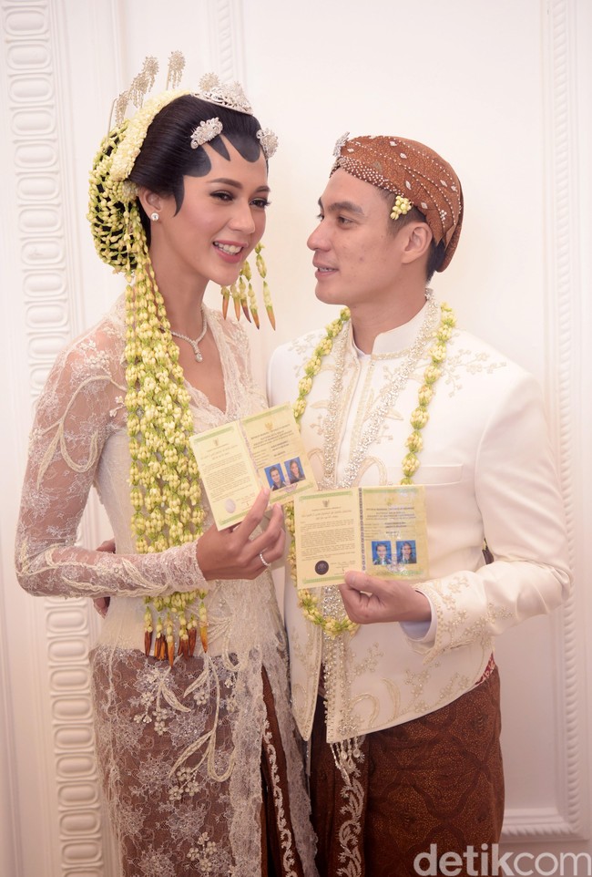 Wearing a Beautiful Kebaya made by @biyanofficial on my Wedding Day❤️, which I dreamed of since the beginning of my modelling career, demikian Paula menulis pada keterangan fotonya. Foto: Noel/detikFoto