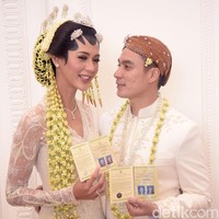 Wearing a Beautiful Kebaya made by @biyanofficial on my Wedding Day❤️, which I dreamed of since the beginning of my modelling career, demikian Paula menulis pada keterangan fotonya. Foto: Noel/detikFoto