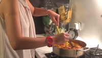 Wanita yang lahir di Pangkalpinang pada 26 September 1972 ini diam diam jago masak. Kali ini ia dan seorang temannya membuat sajian berbahan dasar lidah sapi dan jamur. Foto: Instagram silalahirosi