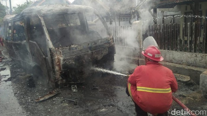 Sebuah MPU Hangus Terbakar, Diduga Korsleting