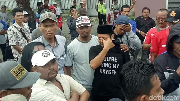 Caleg (Berpeci) menangis rumahnya dieksekusi/