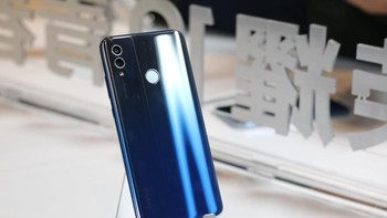 Sementara memori internalnya 64 GB dan 128 GB. Foto: Sina Mobile