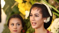 Istri sah Baim Wong itupun terlihat sangat semangat menceritakan kisah cintanya. Pool/Ismail/detikFoto.