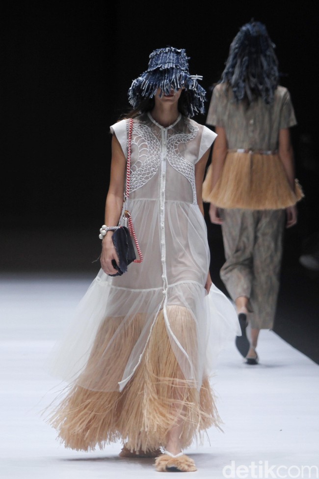 Fashion show koleksi terbaru Toton Januar ini mengangkat tema Eksplorasi Ragam Hias Indonesia dan Pengelolaan Limbah di Jakarta Fashion Week 2019, Senayan City, Jakarta, minggu [21/10/2018]. Foto: Mohammad Abduh/Wolipop