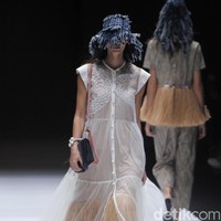 Fashion show koleksi terbaru Toton Januar ini mengangkat tema Eksplorasi Ragam Hias Indonesia dan Pengelolaan Limbah di Jakarta Fashion Week 2019, Senayan City, Jakarta, minggu [21/10/2018]. Foto: Mohammad Abduh/Wolipop