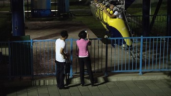 Satu foto lagi yang menegaskan bahwa penggunaan smartphone di Korut sangatlah lazim, seperti ketika memfoto sebuah Taman Bermain di Pyongyang. (Foto: Carl Court/Getty Images)