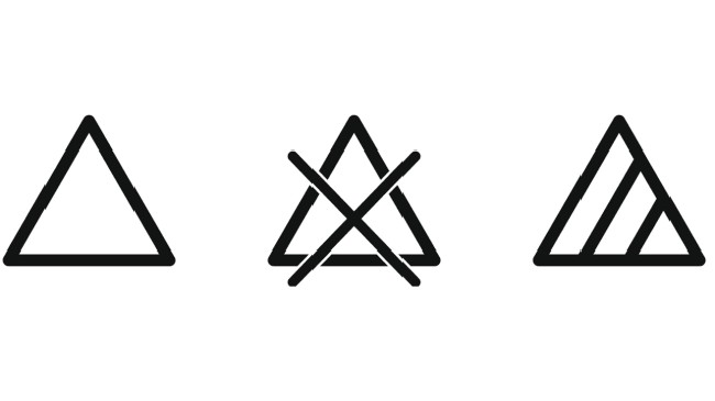 Simbol segitiga merupakan petunjuk untuk pemakaian bleach atau pemutih pakaian. Segitiga polos menandakan semua jenis pemutih bisa digunakan pada bahan yang dimaksud. Segitiga dengan garis diagonal, pakaian hanya bisa diberi pemutih berbasis oksigen atau tanpa klorin. Sedangkan segitiga bertanda silang, pakaian tidak boleh diberi pemutih. Foto: iStock