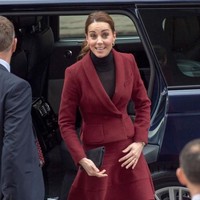 Kate Middleton menyambangi University College London, London, Inggris, Rabu (21/11/2018). Sang Duchess of Cambridge hadir dalam balutan busana monokrom hitam-merah wine dari label Prancis Paule Ka. (Foto: Getty Images)