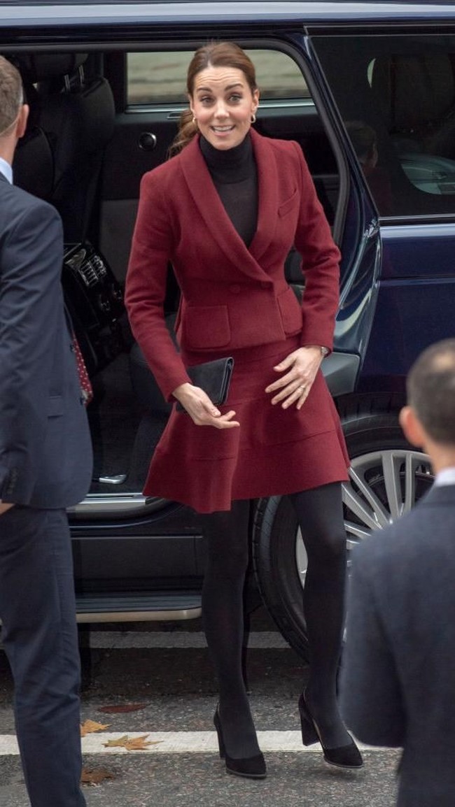 Kate Middleton menyambangi University College London, London, Inggris, Rabu (21/11/2018). Sang Duchess of Cambridge hadir dalam balutan busana monokrom hitam-merah wine dari label Prancis Paule Ka. (Foto: Getty Images)
