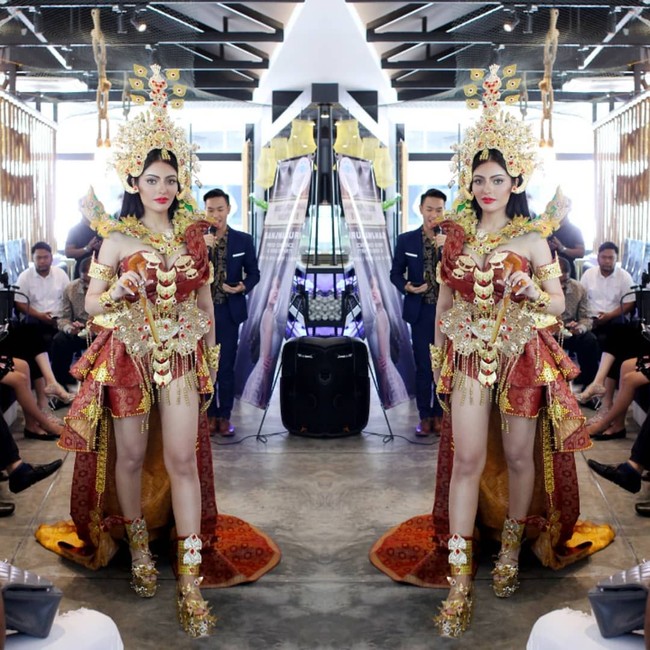 Gaya Sanjna menjadi Srikandi dengan membawa keris ini yang kemudian menjadi kontroversi di kalangan netizen Indonesia. Kostum nasionalnya itu dianggap mencontek budaya Indonesia. It looks like Indonesias culture, tulis netizen dari Indonesia. Foto: Instagram