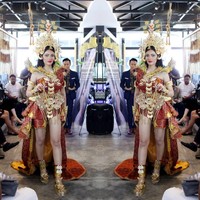 Gaya Sanjna menjadi Srikandi dengan membawa keris ini yang kemudian menjadi kontroversi di kalangan netizen Indonesia. Kostum nasionalnya itu dianggap mencontek budaya Indonesia. It looks like Indonesias culture, tulis netizen dari Indonesia. Foto: Instagram