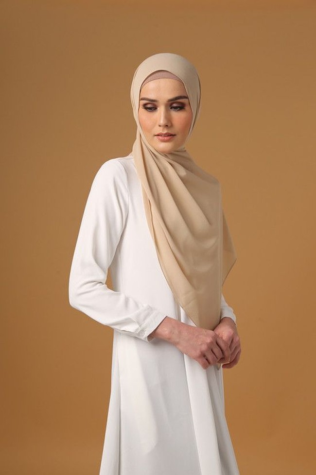 Brand hijab yang terkenal dengan produk hijab polos adalah Vanilla Hijab dan Heaven Light. Untuk Heaven Light, pashmina berbahan crepe dibandrol dengan harga Rp 55 ribu. Harga yang paling murah dibanding deretan brand hijab lainnya.  Foto: Dok. Heaven Light