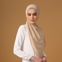 Brand hijab yang terkenal dengan produk hijab polos adalah Vanilla Hijab dan Heaven Light. Untuk Heaven Light, pashmina berbahan crepe dibandrol dengan harga Rp 55 ribu. Harga yang paling murah dibanding deretan brand hijab lainnya.  Foto: Dok. Heaven Light