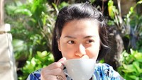 Minum kopi sepertinya jadi rutinitas wajib Andra di pagi hari. Saat di Bali pun, wanita pemilik rambut pendek ini memulai harinya dengan asupan kafein. Foto: Instagram alodita