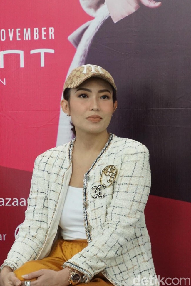 Ayu Dewi pernah bertunangan dengan Zumi Zola dan berencana menikah di 2011. Namun tiba-tiba Zumi Zola memutuskan pertunangan secara sepihak. Kini Ayu Dewi hidup bahagia bersama suaminya sekarang, Regi Datau, sementara sang mantan kekasih yang kini menjabat Gubernur Jambi terjerat kasus korupsi. Foto: Alissa Safera/Wolipop