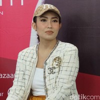 Ayu Dewi pernah bertunangan dengan Zumi Zola dan berencana menikah di 2011. Namun tiba-tiba Zumi Zola memutuskan pertunangan secara sepihak. Kini Ayu Dewi hidup bahagia bersama suaminya sekarang, Regi Datau, sementara sang mantan kekasih yang kini menjabat Gubernur Jambi terjerat kasus korupsi. Foto: Alissa Safera/Wolipop