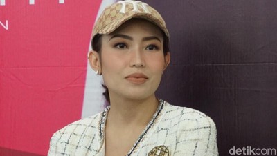 Foto: Gaya Puluhan Juta Rupiah Ayu Dewi Datang ke Bazar Barang Branded