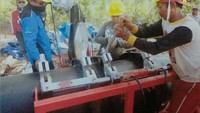 Progres pekerjaan hingga pertengahan November 2018 sebesar 15%. Untuk penyaluran ke rumah-rumah warga akan dibangun Instalasi Pengolahan Air (IPA) dan jaringan distribusi utama oleh Ditjen Cipta Karya. Untuk proses dan biaya pengadaan lahan dilakukan oleh Pemerintah Kabupaten Merauke. Dok. Kementerian PUPR.