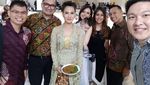Ketika Presenter Kondang, Rosianna Silalahi Makan sate Kulit Ayam dan Ngopi