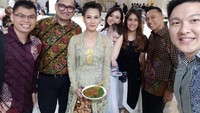 Saat menghadiri acara pernikahan, ia bertemu dengan Chris John. Sambil berfoto dengan suami dan rekannya yang lain, ia tetap memegang sepiring sate Padang. Duh, ada ada aja ya. Foto: Instagram silalahirosi