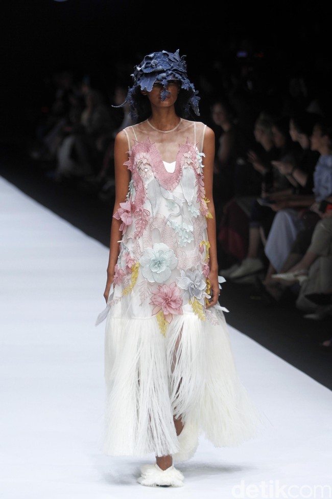 Fashion show koleksi terbaru Toton Januar ini mengangkat tema Eksplorasi Ragam Hias Indonesia dan Pengelolaan Limbah di Jakarta Fashion Week 2019, Senayan City, Jakarta, minggu [21/10/2018]. Foto: Mohammad Abduh/Wolipop