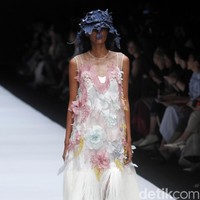 Fashion show koleksi terbaru Toton Januar ini mengangkat tema Eksplorasi Ragam Hias Indonesia dan Pengelolaan Limbah di Jakarta Fashion Week 2019, Senayan City, Jakarta, minggu [21/10/2018]. Foto: Mohammad Abduh/Wolipop