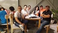 Selain kulit ayam dan lidah sapi, Rosi juga penyuka kopi. Ngopi2 di malam minggu, tulisnya. Foto: Instagram silalahirosi