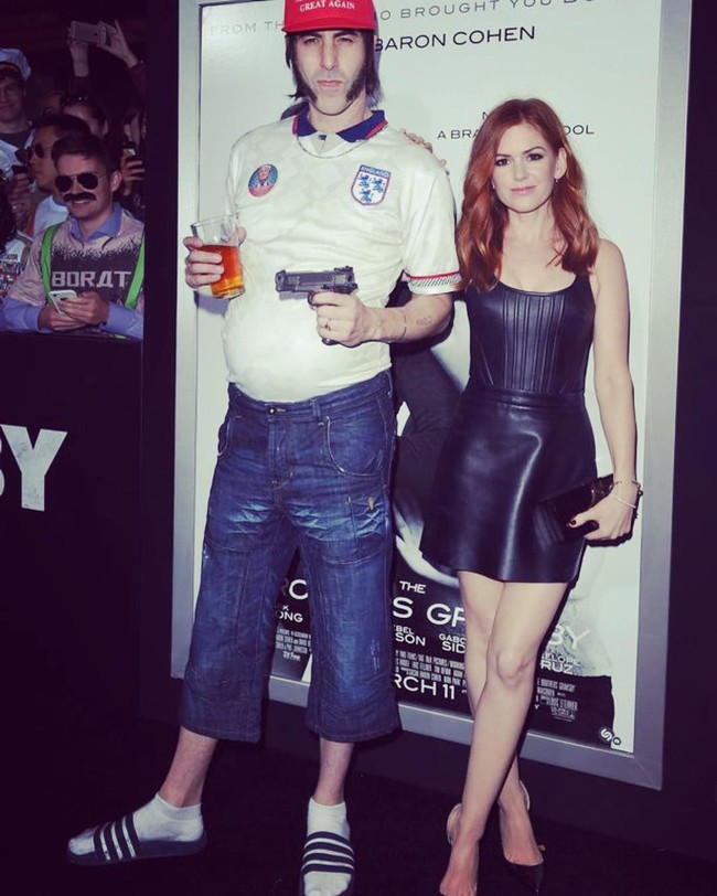 Isla Fisher yang cantik dan elegan menikah dengan sesama aktor Sacha Baron Cohen. Sacha sendiri dikenal sering membintangi peran kontroversial dan melakukan aksi gila. Namun keduanya diketahui suka beramal bahkan pernah menyumbang $1 juta (Rp 14,8 miliaran) untuk Syiria. Foto: Instagram