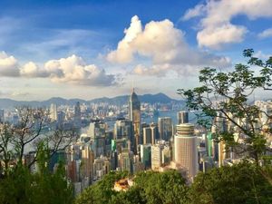 Wisata Belanja dan Nongkrong di Pantai? ke Hongkong Saja