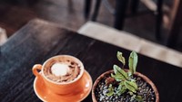 Memang destinasi favorit aku itu biasanya nggak jauh-jauh dari SECANGKIR KOPI. Mau itu di Jogja, New York, Jepang sampai Melbourne, kata Andra di foto ini. Wah, benar-benar penggemar berat kopi ya! Foto: Instagram alodita