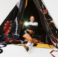 Suka camping? Tersedia pula tenda unik yang seolah terbuat dari gabungan pakaian dan celana. (Foto: Dok. Adidas)