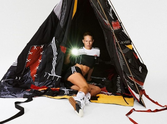 Suka camping? Tersedia pula tenda unik yang seolah terbuat dari gabungan pakaian dan celana. (Foto: Dok. Adidas)