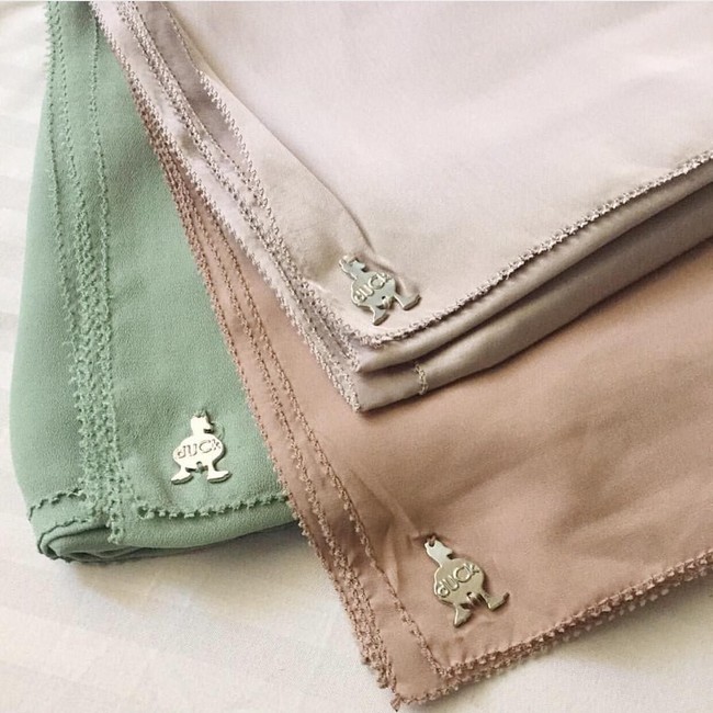 Duck Scarves menjual banyak jenis hijab pashmina mulai dari bahan crepe, sifon, silk, hingga kaos. Harga pashmina polos dibandrol 90 RM atau sekitar Rp 312 ribu. Foto: Dok. Duck Scarves