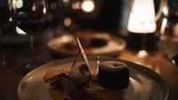 Pria yang jago renang ini juga suka makan dessert ternyata. Sebuah cake cokelat dengan es krim adalah salah satu dessert favoritnya. The best kata Fero. Foto: instagram @fero_walandouw