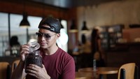 Pemilik tubuh atletis ini suka banget minum kopi. Beberapa momen menunjukkan saat Fero menikmati kopi. Nah kalau yang ini baru menikmati aroma biji kopinya nih. Foto: instagram @fero_walandouw