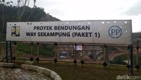 Kontrak Bendungan Way Sekampung ditandatangani pada November 2016, terbagi menjadi dua paket yang dikerjakan oleh PT PP (Persero) dan PT Waskita Karya (Persero) sebagai kontraktor pelaksana dengan biaya sebesar Rp 1,84 triliun termasuk pengawasan. Dengan nilai kontrak PT PP sebesar Rp 873 miliar, dan PT Waskita  sebesar Rp 829 miliar.