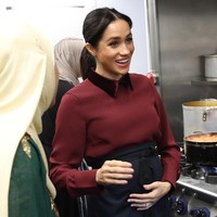 Dress tersebut hadir dengan kerah berbahan velvet yang menginjeksikan kesan mewah. (Foto: Getty Images)