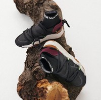 Sneakers high-top Adidas x Alexander Wang juga muncul dalam nuansa futuristik tanpa tali konvensional. (Foto: Dok. Adidas)