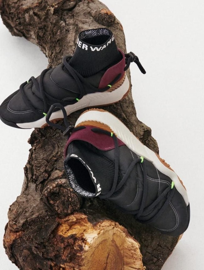 Sneakers high-top Adidas x Alexander Wang juga muncul dalam nuansa futuristik tanpa tali konvensional. (Foto: Dok. Adidas)