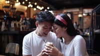 You and me and coffee tulis Fero pada postingan foto ini. Wah so sweet banget nih foto berdua sambil minum segelas kopi berdua juga. Foto: instagram @fero_walandouw
