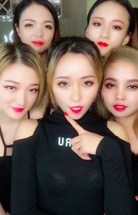 Penampilan sekelompok wanita setelah makeup