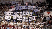 Ratusan relawan Prabowo-Sandiaga dikabarkan hadir dalam pembekalan relawan Prabowo-Sandiaga di Istora Senayan, Jakarta. Mereka tak lupa membawa spanduk dan atribut lainnya untuk memeriahkan suasana.