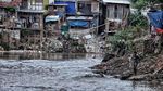 Potret Mengenaskan Sanitasi Warga Bantaran Kali Ciliwung
