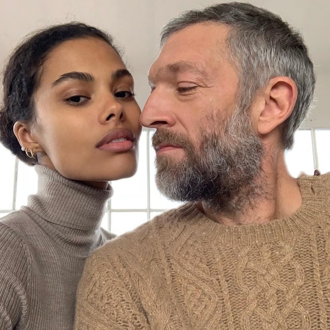 Vincent Cassel dan Tina Kunakey juga jadi perbincangan karena perbedaan mereka. Tina yang lebih muda 31 tahun awalnya dianggap ingin cari atensi dengan mengencani pria asal Prancis itu. Tapi mereka membuktikan jika anggapan itu salah dengan menikah tahun ini.  Foto: Instagram