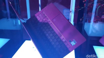 Untuk membuat penggunanya semakin nyaman ketika mengetik, laptop ini juga hadir dengan desain ErgoLift yang memungkinkan keyboard untuk terangkat hingga sudut 5,5 derajat. (Foto: detikINET/Virgina Maulita Putri)