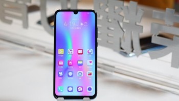 Ponsel ini membawa kamera depan berukuran 24 MP. Honor turut melengkapi dengan teknologi AI guna menghasilkan foto selfie lebih ciamik. Foto: Sina Mobile