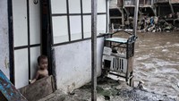 Selain sanitasi yang buruk, bencana banjir juga mengintai kawasan padat penduduk di bantaran Kali Ciliwung.