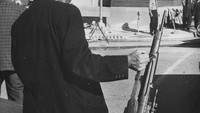 Penyelidikan dan pemburuan pelaku penembakan pun mengarah kepada Lee Harvey Oswald. Pihak kepolisian menetapkan Lee Harvey Oswald sebagai pelaku penembakan yang menewaskan JFK. Pihak kepolisian pun mengamankan senapan yang diduga menjadi barang bukti pembunuhan Kennedy. Central Press/Getty Images.