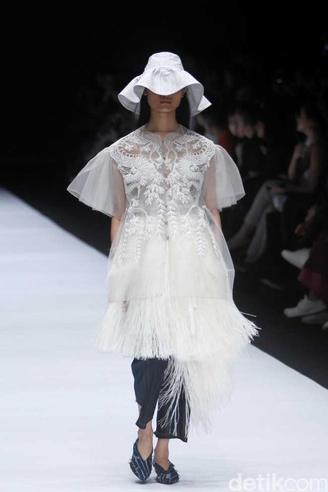 Fashion show koleksi terbaru Toton Januar ini mengangkat tema Eksplorasi Ragam Hias Indonesia dan Pengelolaan Limbah di Jakarta Fashion Week 2019, Senayan City, Jakarta, minggu [21/10/2018]. Foto: Mohammad Abduh/Wolipop